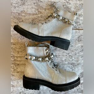 New w/o Tags Linea Paolo Silver Leather Combat Boot w/Silver Chain Size 7.5